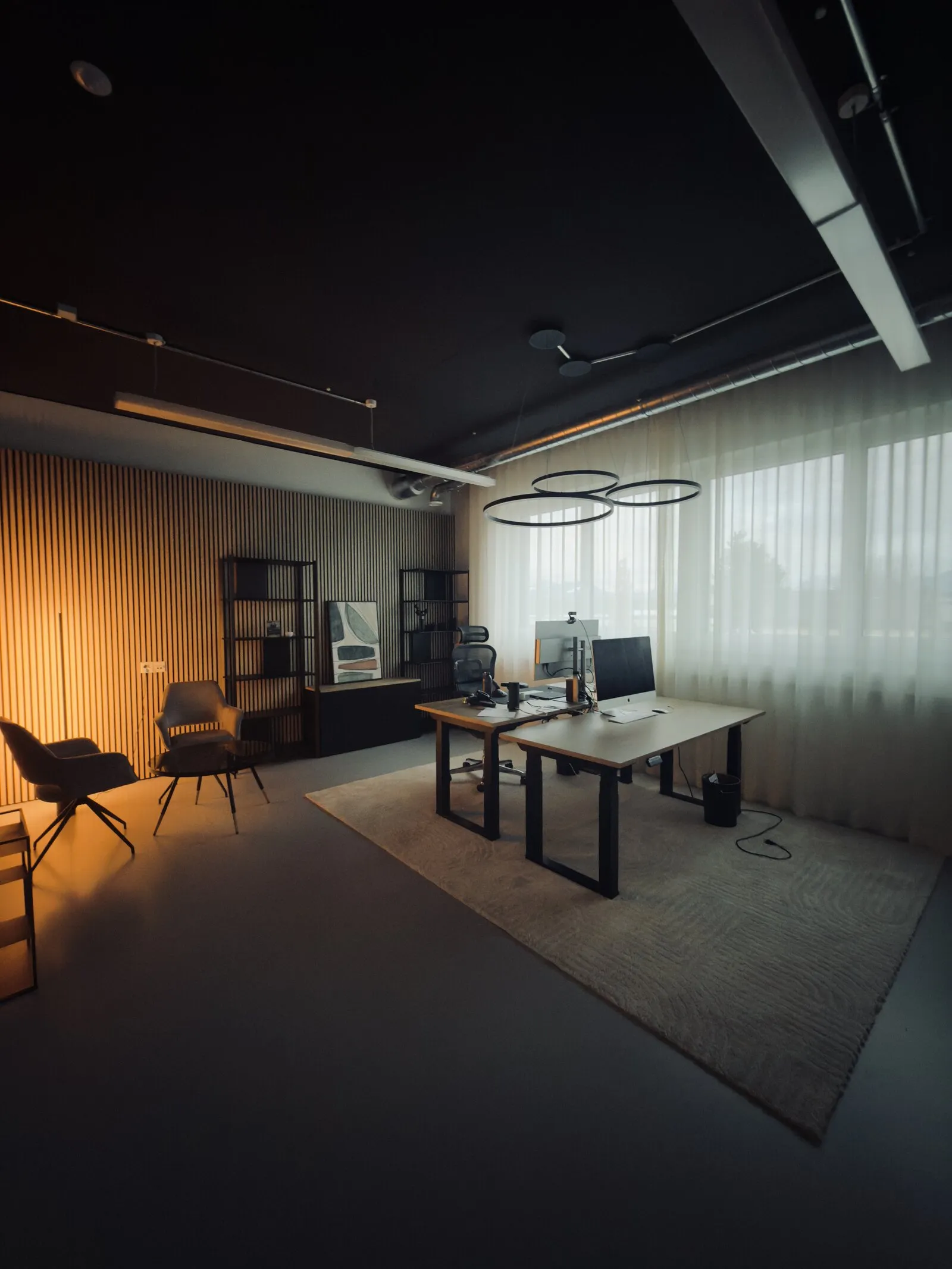 Inoo Studio — Hauptraum mit Arbeitsplätzen, Loungesesseln und Ringleuchten