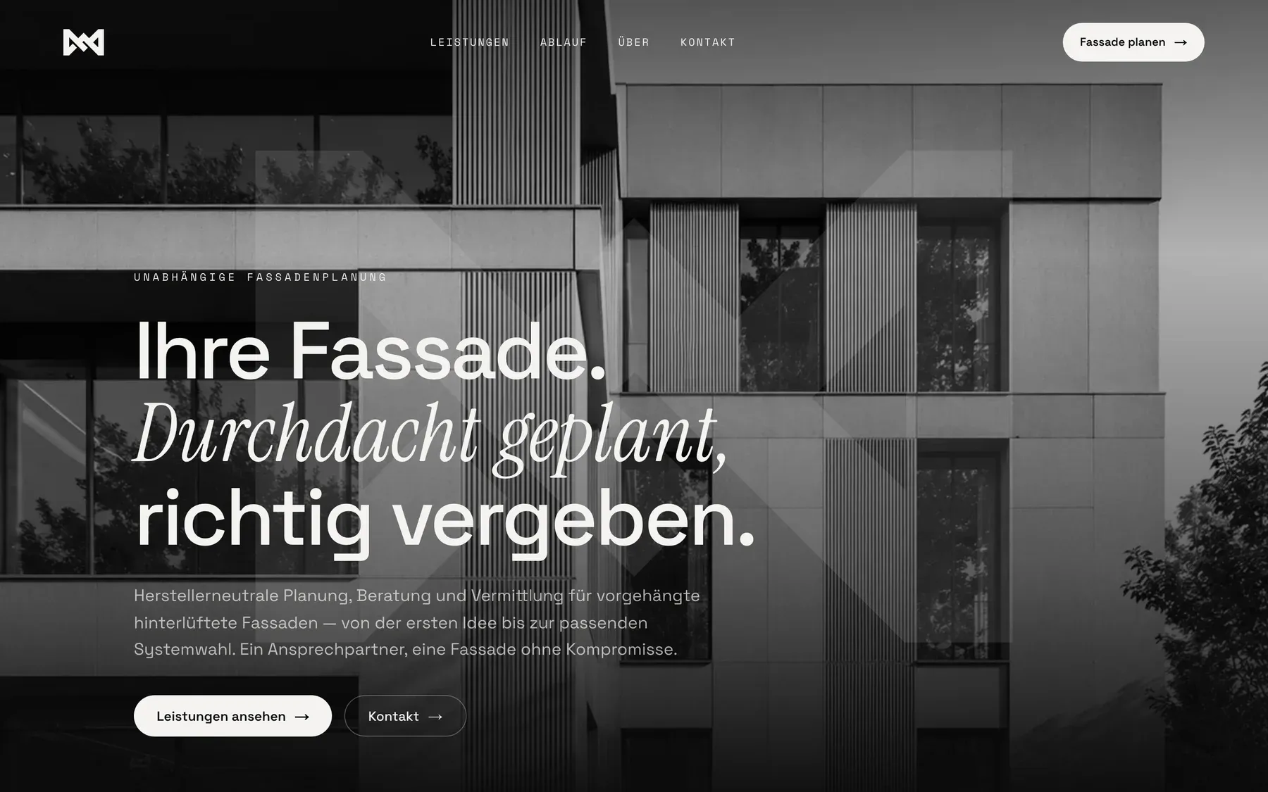 WM Leistungen — Startseite mit bildschirmfüllendem Fassaden-Hero (Desktop)